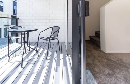 Mount Albert House | Serenity in Mt Albert: Contemporary 3BR 2.5 bath
