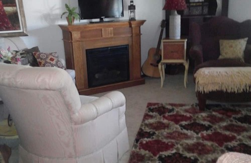 Oneonta House | A French Flair: 3bedroom/2bath Ranch home w/WiFi & AC-Sleeps 10