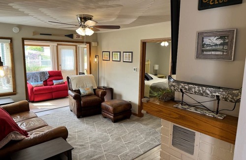 Edinboro House | Lolly's Lookout a Spacious 5-bedroom house in Edinboro, PA