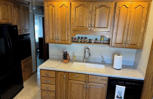 Edinboro House | Lolly's Lookout a Spacious 5-bedroom house in Edinboro, PA