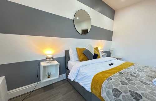 Edgbaston Apartment | Modern 3 Bedroom Retreat in Hagley