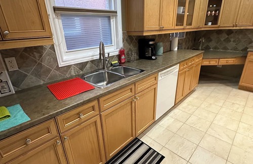 Churchill Meadows House | Superb Furnished 3 Room Set- 1 minute Walk to Plaza, Transit,Parks