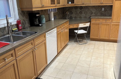 Churchill Meadows House | Superb Furnished 3 Room Set- 1 minute Walk to Plaza, Transit,Parks
