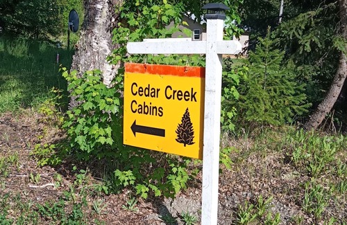 Likely House | Cozy cabin meters away from the Cedar creek and Quesnel Lakennnn