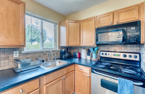 Highline Apartment | Cascade Vue 32 BY Betterstay: 2BR | SeaTac | Southcenter