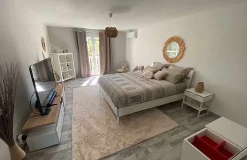 Marsillargues Apartment | 2-person apartment with Jacuzzi suite, garden, close to beaches.