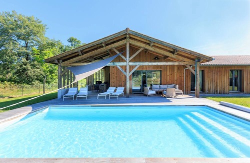 Mezos House | Holiday Home 'Maison Bois Proche De L'Atlantique' with Private Terrace, Wi-Fi and Air Conditioning