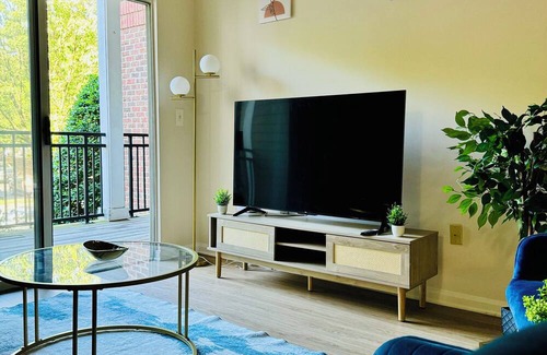 Alexandria West Apartment | Capitol Cozy / Parking Included. Pet Friendly