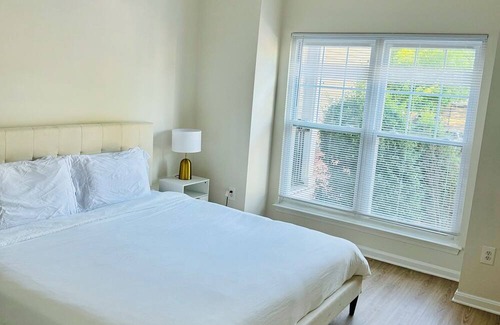 Alexandria West Apartment | Capitol Cozy / Parking Included. Pet Friendly