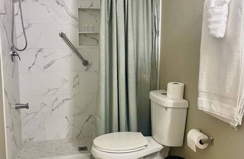 Southeast Houston House | Near Stadium! Comfort + Location, game room & pet friendly