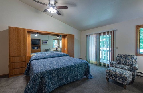 Baileys Harbor Condo | Chic 2BR Condo with Lake View & Balcony at The Rushes