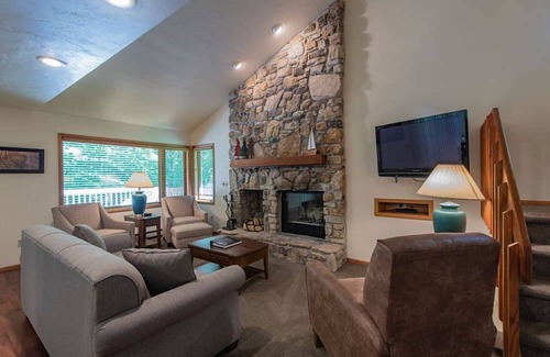 Baileys Harbor Condo | Chic 2BR Condo with Lake View & Balcony at The Rushes