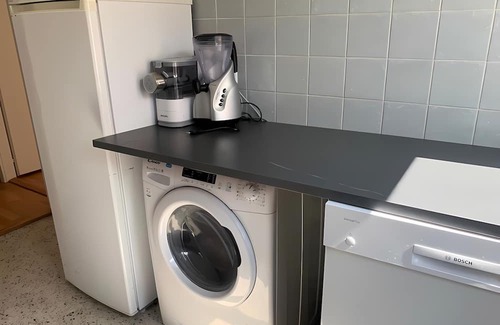 Vallorbe Bed & Breakfast | Chambre privée de 20m2 avec rangement, avec une salle de bain & cuisine partagée