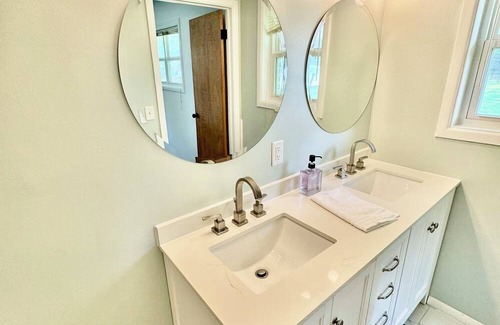 Clarksville House | Spacious and Stylish 4bd house with large backyard near campus, downtown, trails