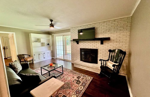 Clarksville House | Spacious and Stylish 4bd house with large backyard near campus, downtown, trails