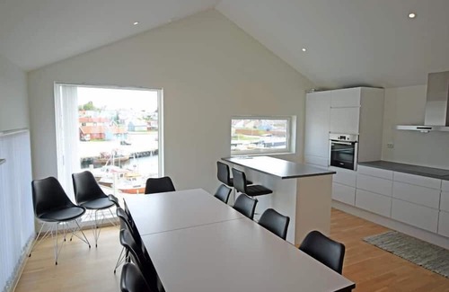 Vestbygd House | Holiday home 'Seaside' in a spectacular location directly by the sea in Borhaug-Borshavn on Listafjorden, Farsund municipality, southern Norway, 10 adults and 3 kids, new build 2017, plot directly between harbor and sea, panoramic windows and terr.