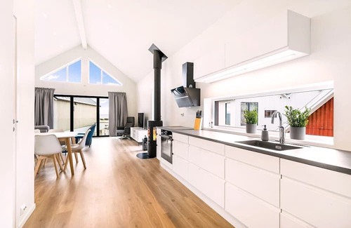 Vestbygd House | Holiday home 'Lista Maritim 5', built 2021, at the guest harbor in Borhaug-Borshavn near Farsund, Listafjorden, southern Norway, 7+2 persons, 135 m² living space, panoramic windows and south-facing balcony. south-facing balcony, modern furnishing.