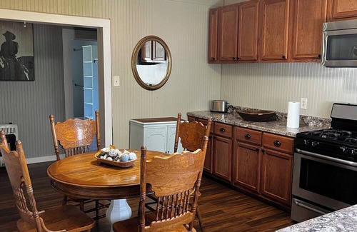 Elliott House | Charming farmhouse just five minutes away from Grenada Lake.