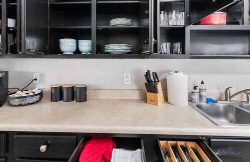 South Hyde Park Apartment | Charlotte's Escape 2BD/BT Fast Wi-Fi Easy Access