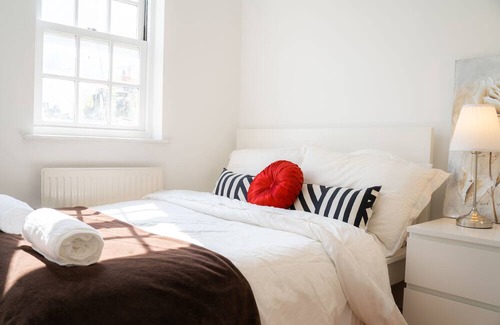 Chaucer House | Modern Tower Bridge 2BR Town House
