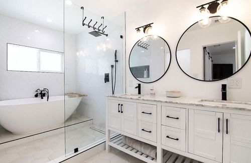 Valley Glen House | Spacious Family Villa with Large Backyard