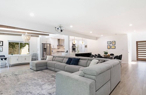 Valley Glen House | Spacious Family Villa with Large Backyard