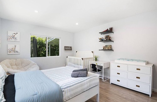 Valley Glen House | Spacious Family Villa with Large Backyard