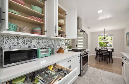 East Sacramento House | Modern Luxury Meets Vintage Charm: Experience Comfort at Our East Sac Retreat