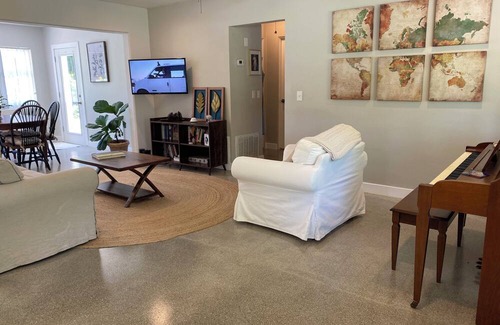 DeLand House | Two Bedroom, One Bath Home in Quiet Neighborhood