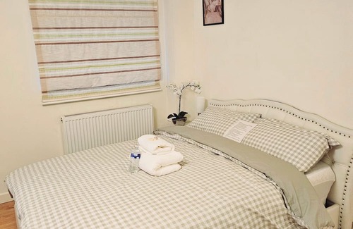 Stone House | Clean cosy& Large Bedroom in Dartford - Close to all amenities & Central London
