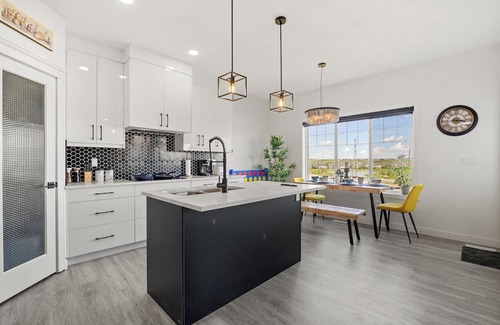 Kincora House | Lakeview Home: 2 Suites, King Beds, Central A/C, Jacuzzi, 80-mins to Banff