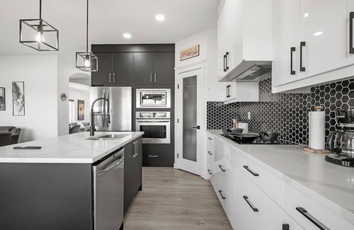 Kincora House | Lakeview Home: 2 Suites, King Beds, Central A/C, Jacuzzi, 80-mins to Banff
