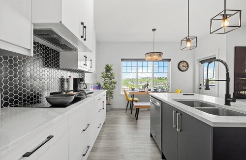 Kincora House | Lakeview Home: 2 Suites, King Beds, Central A/C, Jacuzzi, 80-mins to Banff