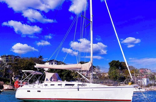 Sydney Boat Rental | DIVINE YACHT OVERLOOKING SYDNEY HARBOUR