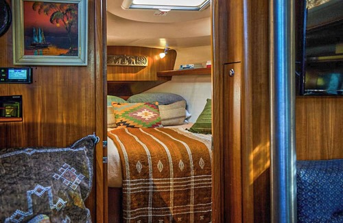 Sydney Boat Rental | DIVINE YACHT OVERLOOKING SYDNEY HARBOUR