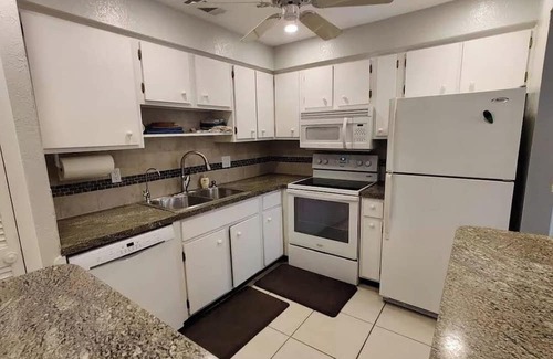 Cypress Lake House | Cozy 2-bedroom Condo in beautiful Fort Myers with Pool and Tiki Hut