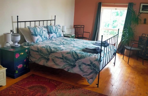 St. Brides Netherwent Villa | Peaceful 18th Century Barn Conversion 2BR/sleeps 4, dog friendly, free parking.