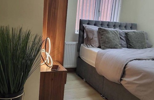 Cheetham Hill House | Double Bed Room in Manchester (2)