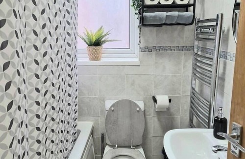 Cheetham Hill House | Double Bed Room in Manchester (2)