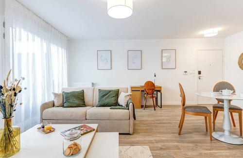 Rueil-Malmaison Apartment | Very nice 2-room apartment in the center of town. Access by bus, RER