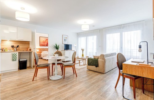 Rueil-Malmaison Apartment | Very nice 2-room apartment in the center of town. Access by bus, RER