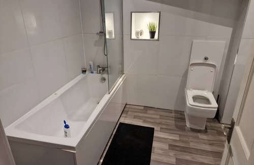 Grimsby Apartment | 2-bedroom apartment in Grimsby with WiFi