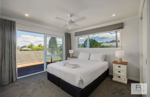 Browns Bay House | Spectacular Sea Views -Exec Home