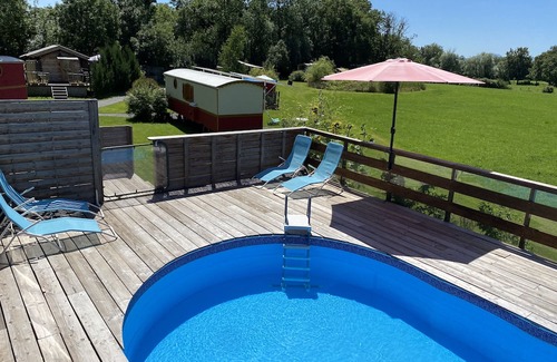 Saint-Pardoux House | Mobile Home 'Roulotte Flamenca' with Shared Pool, Wi-Fi and Air Conditioning
