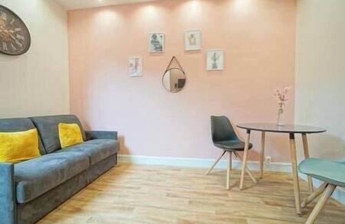 Les Puces de Saint-Ouen Apartment | Superb 1BR for 2 People in Saint-Ouen