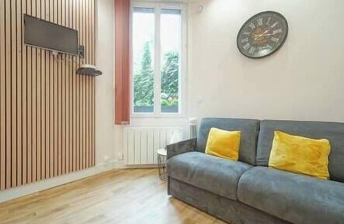 Les Puces de Saint-Ouen Apartment | Superb 1BR for 2 People in Saint-Ouen