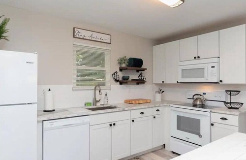 Fellowship Cottage | Dog friendly & cozy cottage with fire pit