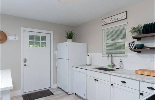 Fellowship Cottage | Dog friendly & cozy cottage with fire pit