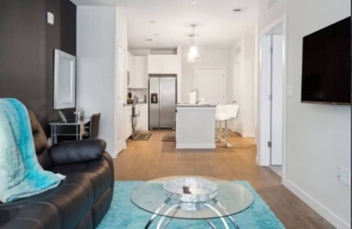 Southbank Apartment | San Marco Luxe! 1BR w/ Pool & Private Patio - Steps to Shops & Stadium
