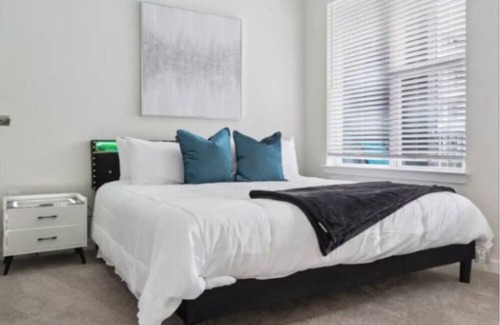 Southbank Apartment | San Marco Luxe! 1BR w/ Pool & Private Patio - Steps to Shops & Stadium